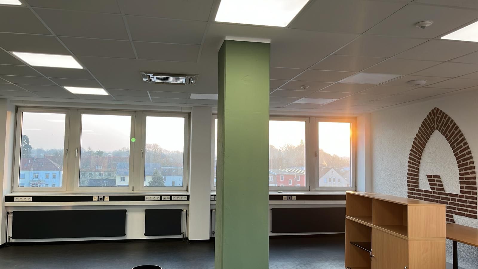 Fensterfront eines der alten Büros vor dem Umbau