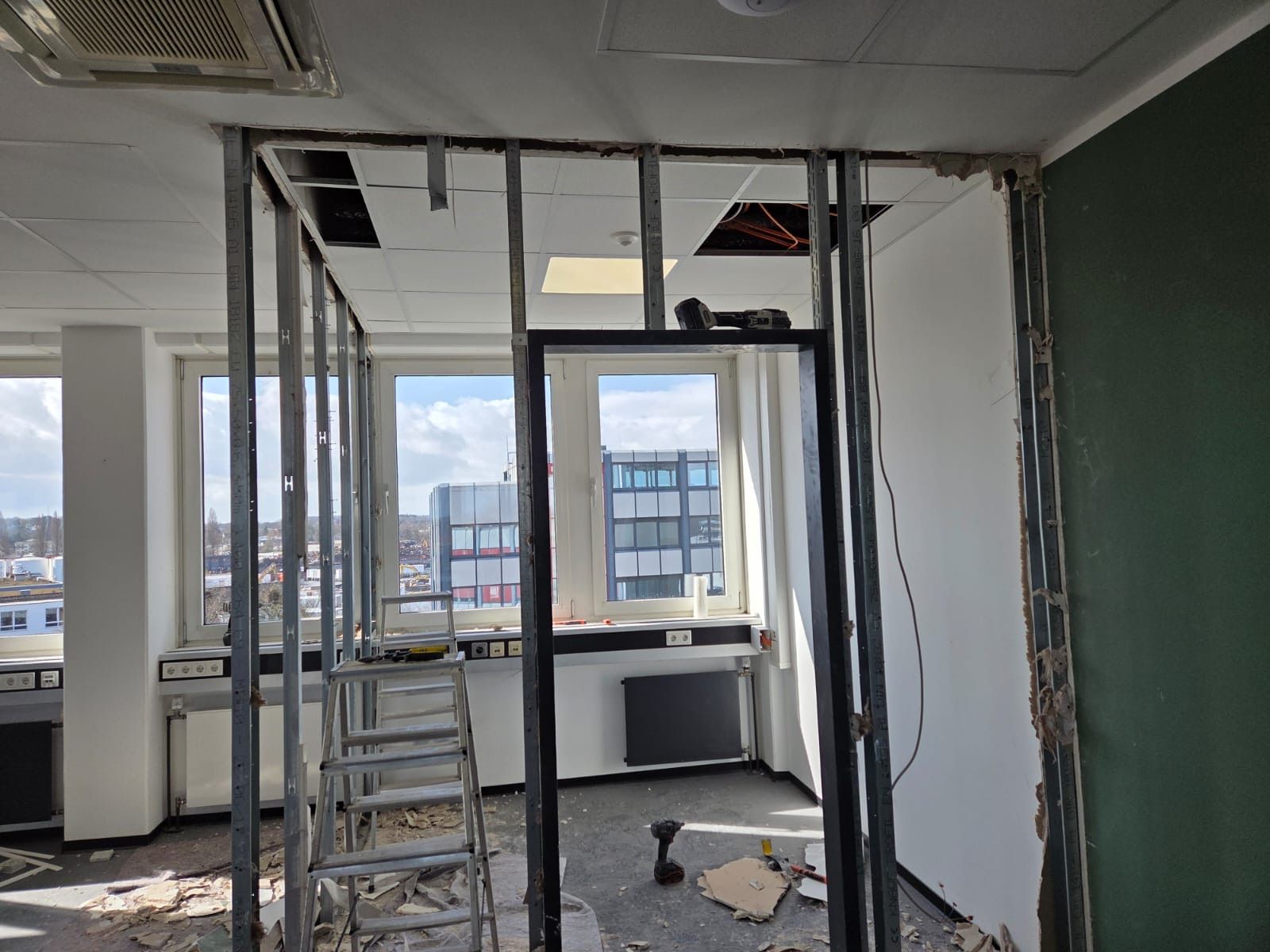 Abbrucharbeiten an der alten Zwischenwand