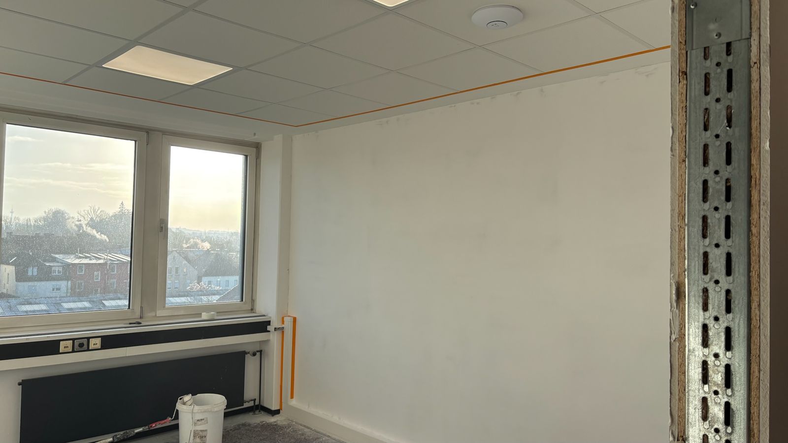 Neues Büro mit Fenster und frischem Anstrich