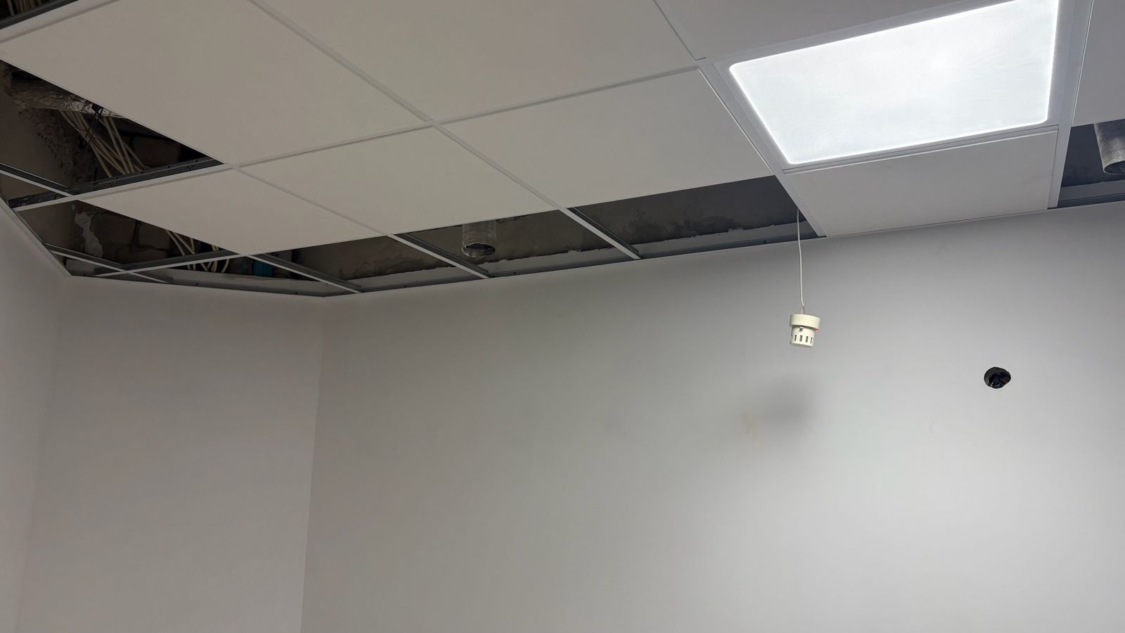 Neue Rasterdecke mit LED-Beleuchtung