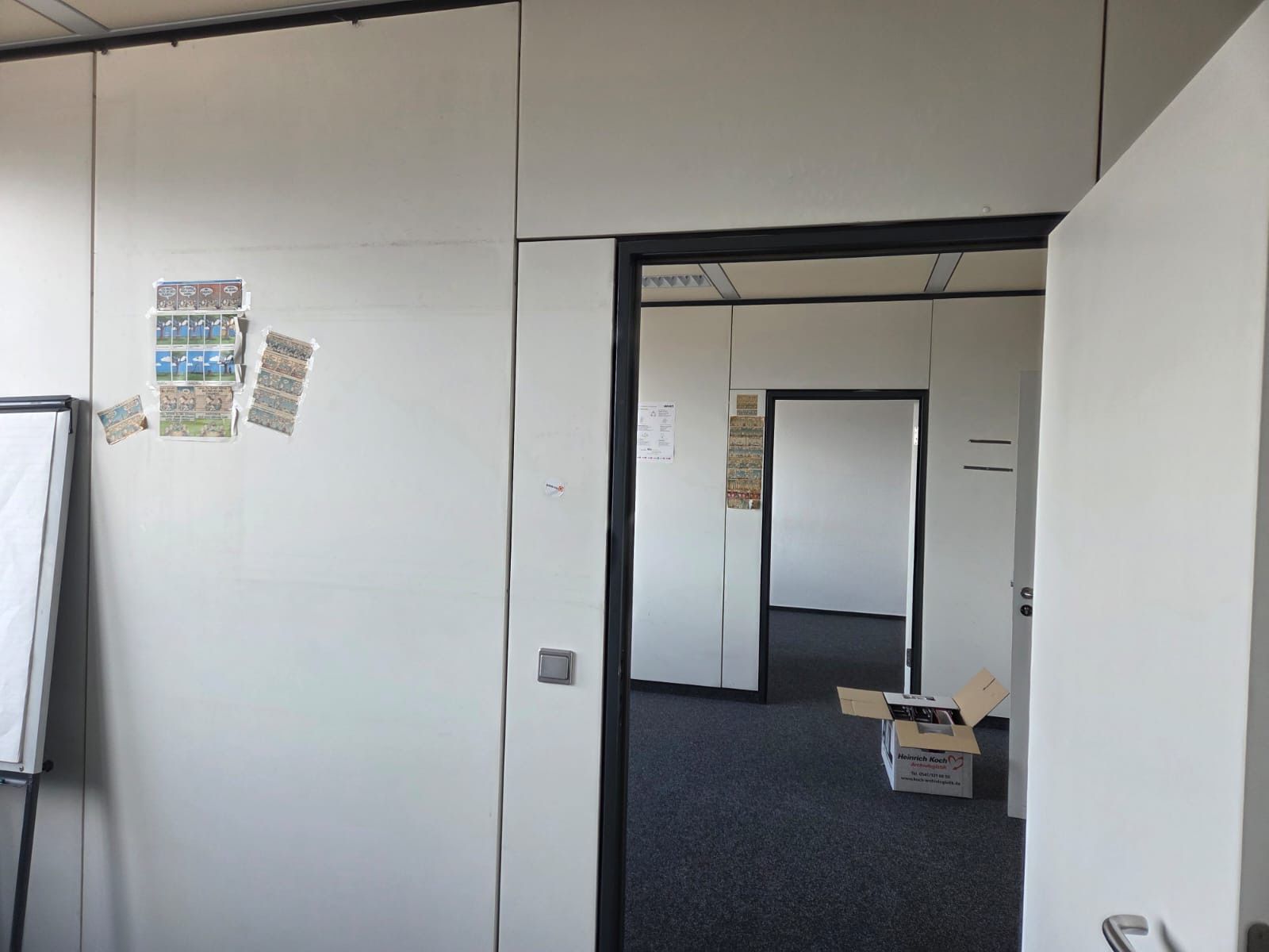 Altes Büro mit engen Trennwänden vor dem Umbau