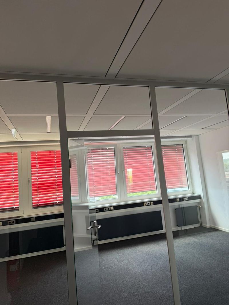 Neue Glastrennwand