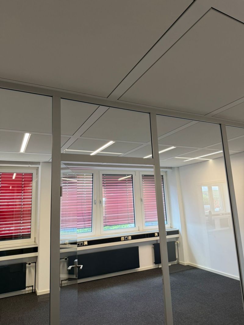 Glaswand mit Tür