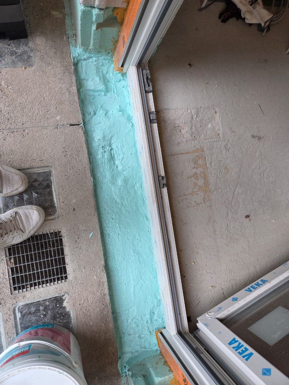 Abdichtung des neu eingebauten Fensters