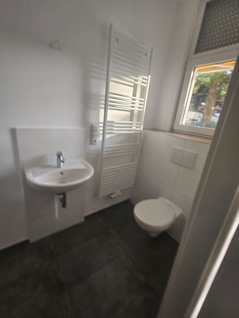 Bad mit WC und Handtuchheizkörper