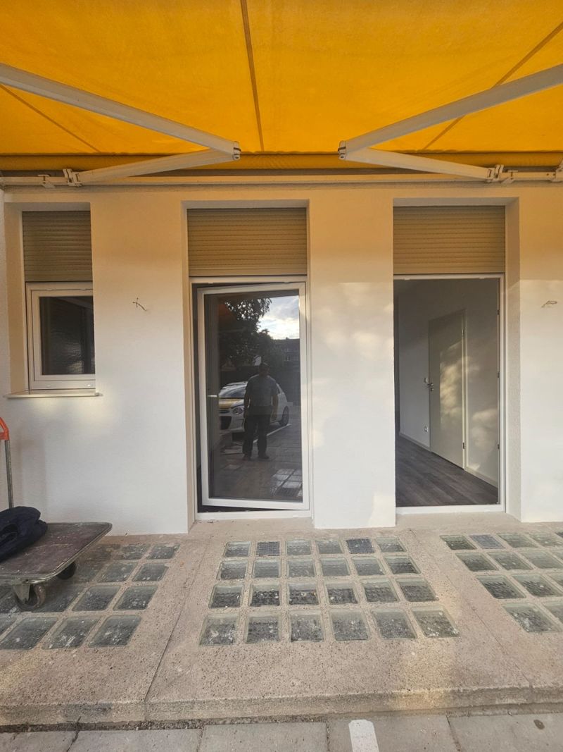 Neue Fassade mit Markise