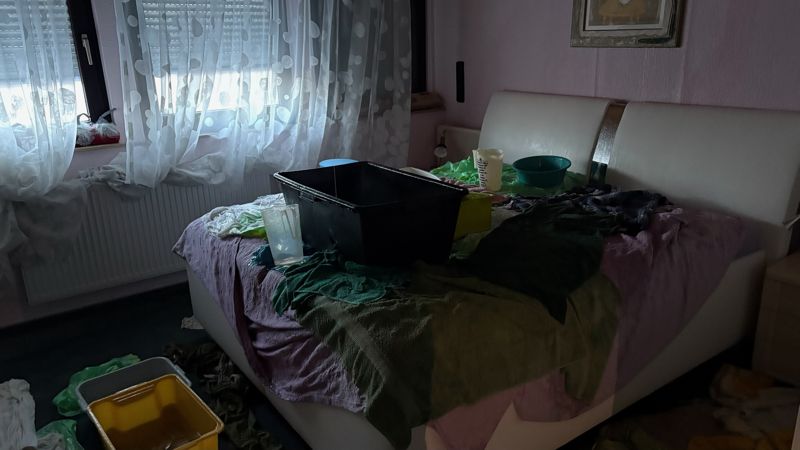 Vorher: Wasserschaden im Schlafzimmer saniert