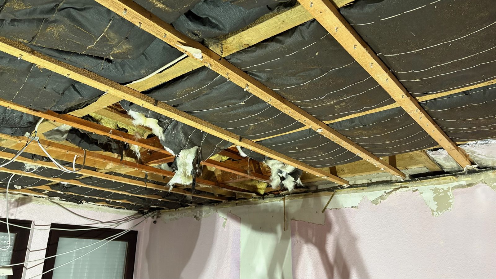 Freigelegte Dachbalken nach dem Ausbau der nassen Dämmung