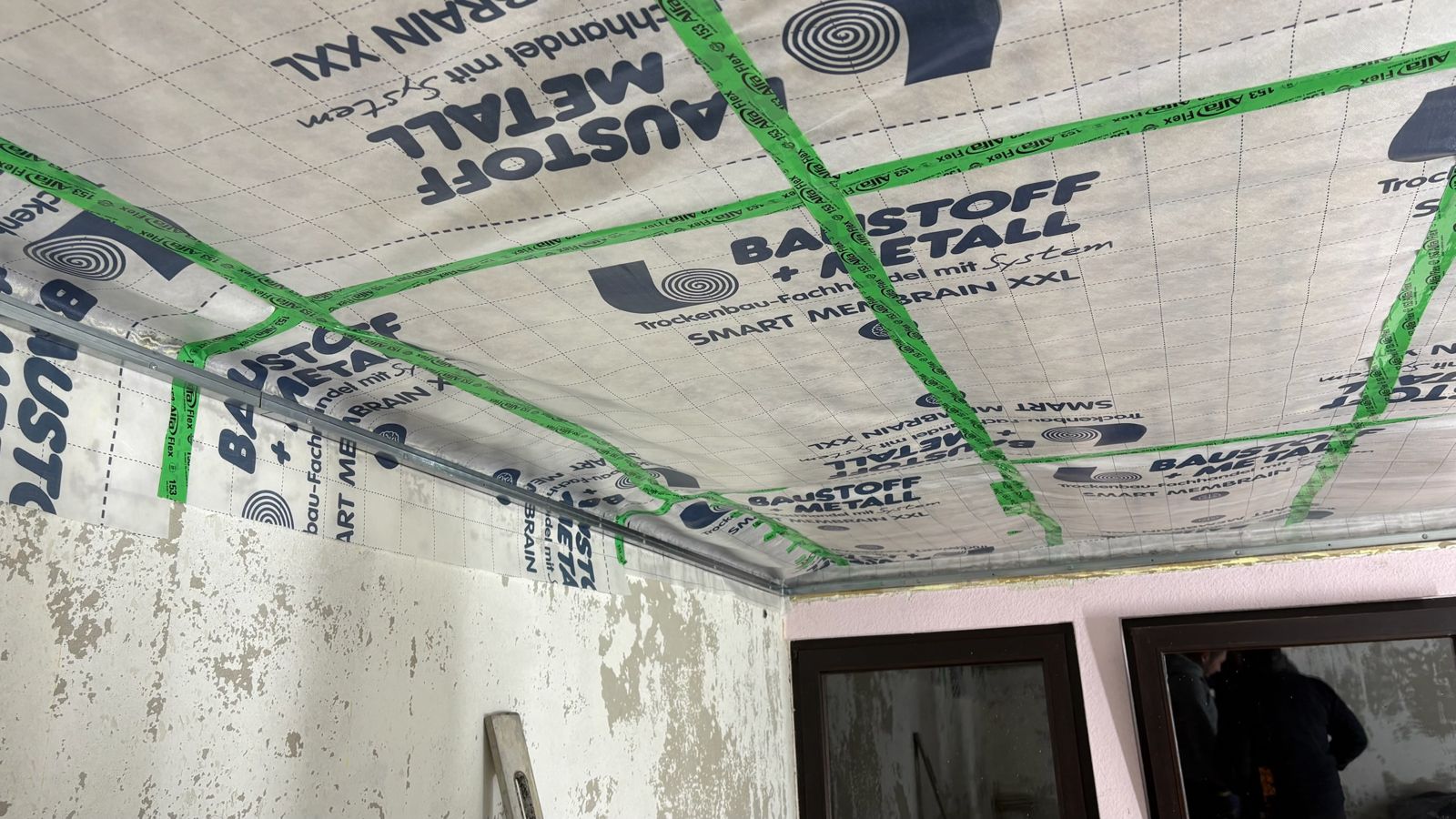 Neue Dampfbremse mit verklebten Stößen unter der Decke