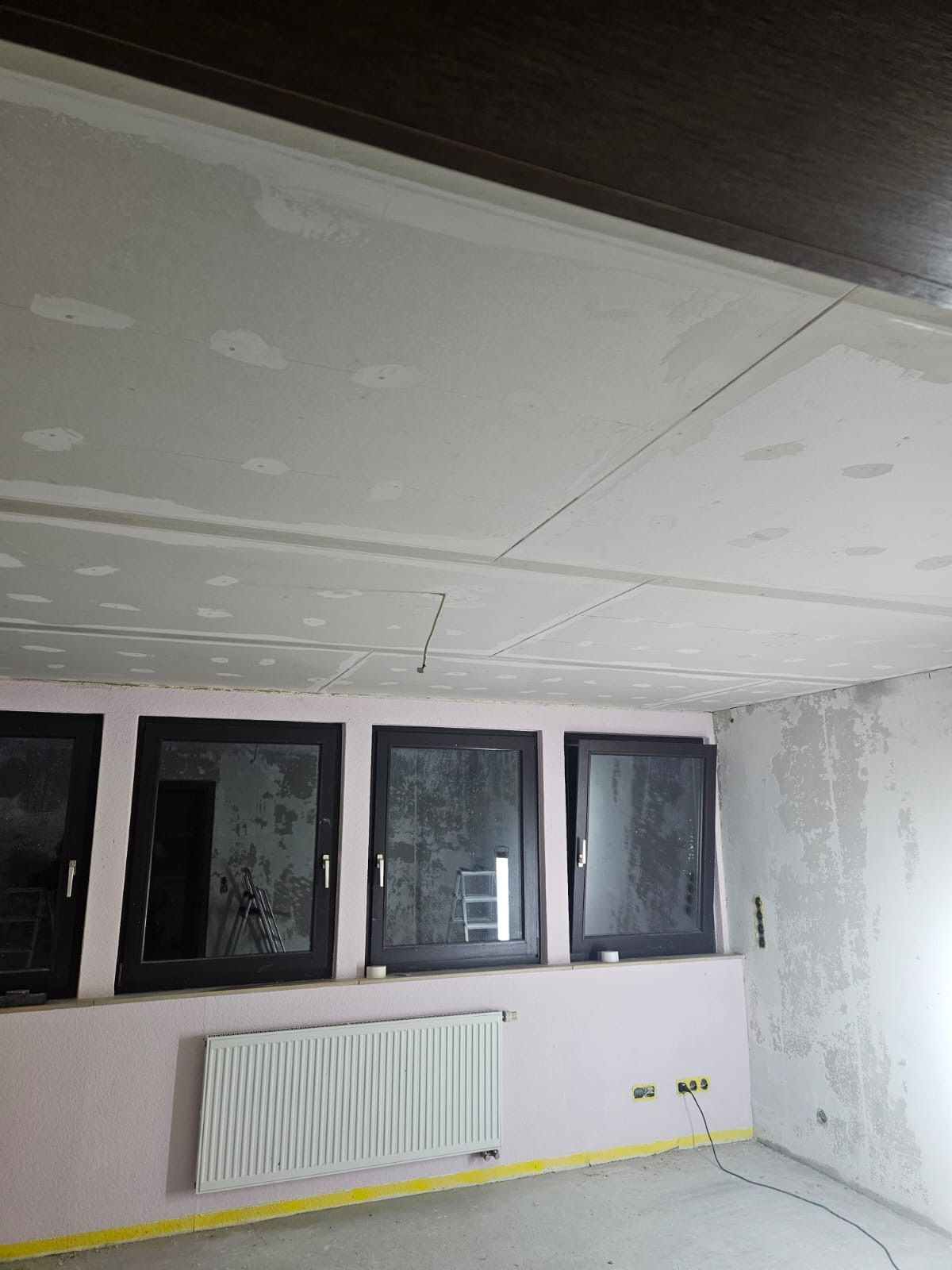 Verspachtelte neue Decke im Schlafzimmer