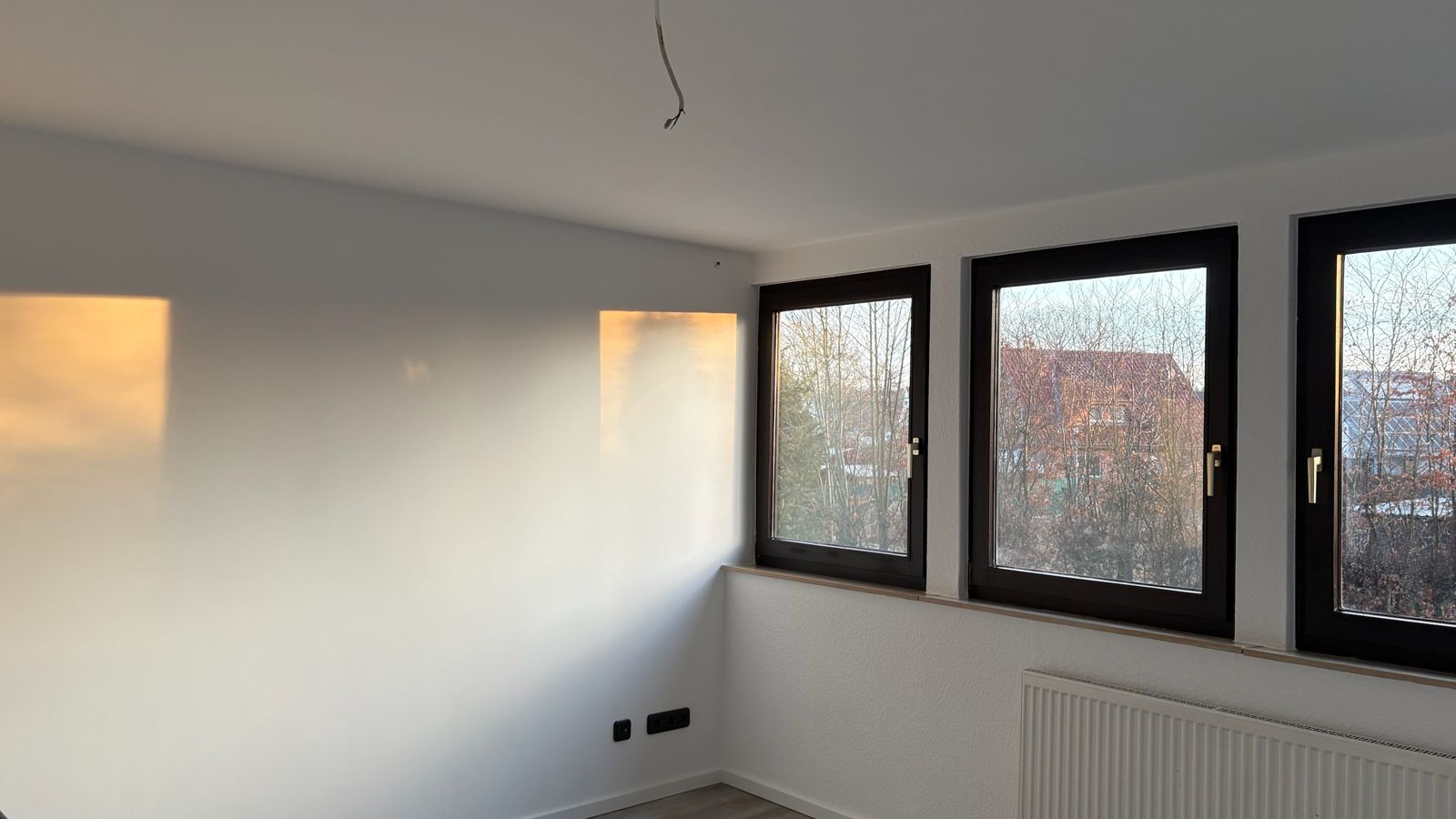 Nachher: Dasselbe Zimmer: links der Zustand am ersten Tag, rechts der fertige Raum.