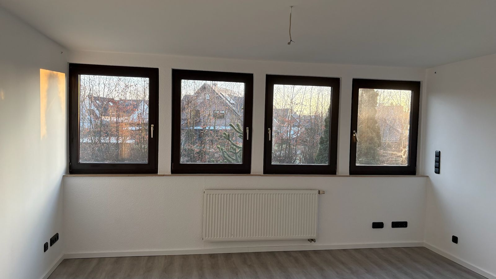 Fertig saniertes Schlafzimmer mit neuem Boden