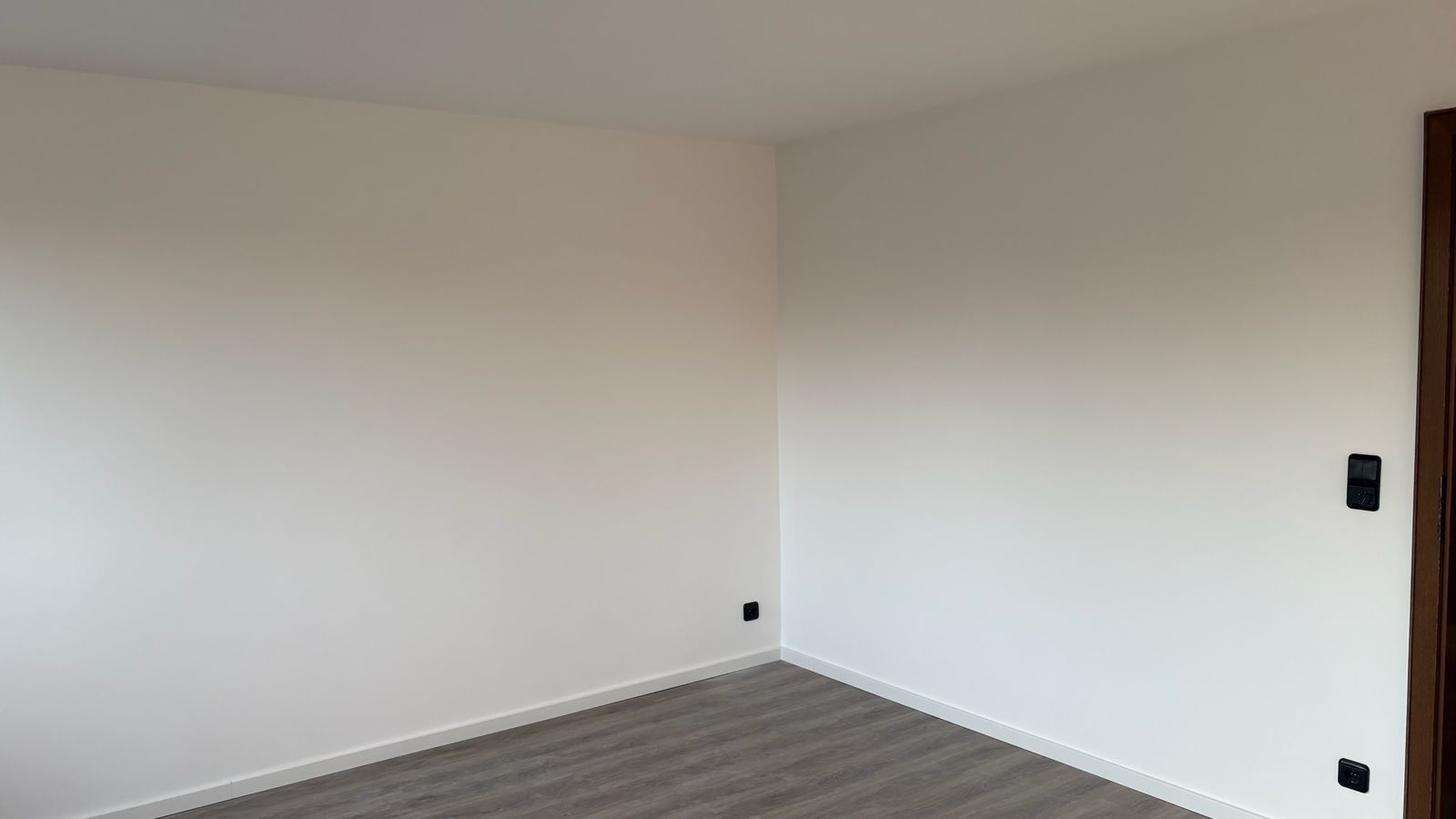 Fertig gestrichene Wände und neue Decke